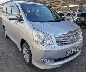 Toyota Noah 2012 Gray