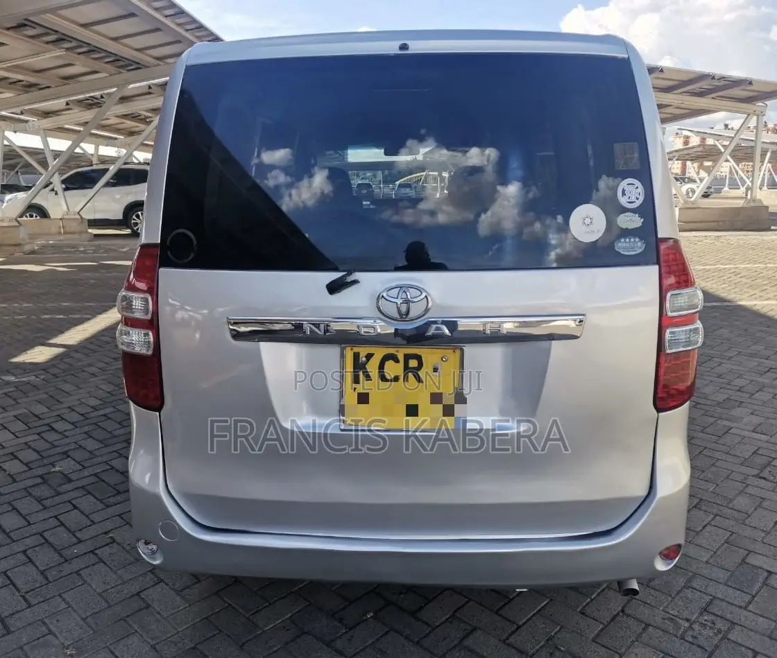 Toyota Noah 2012 Gray