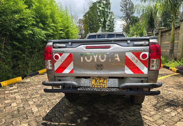 Toyota Hilux 2020 Gray - thumbnail 2
