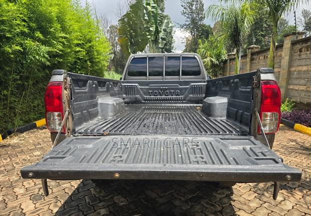 Toyota Hilux 2020 Gray - thumbnail 9