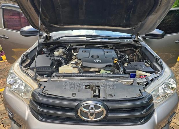 Toyota Hilux 2020 Gray - thumbnail 10