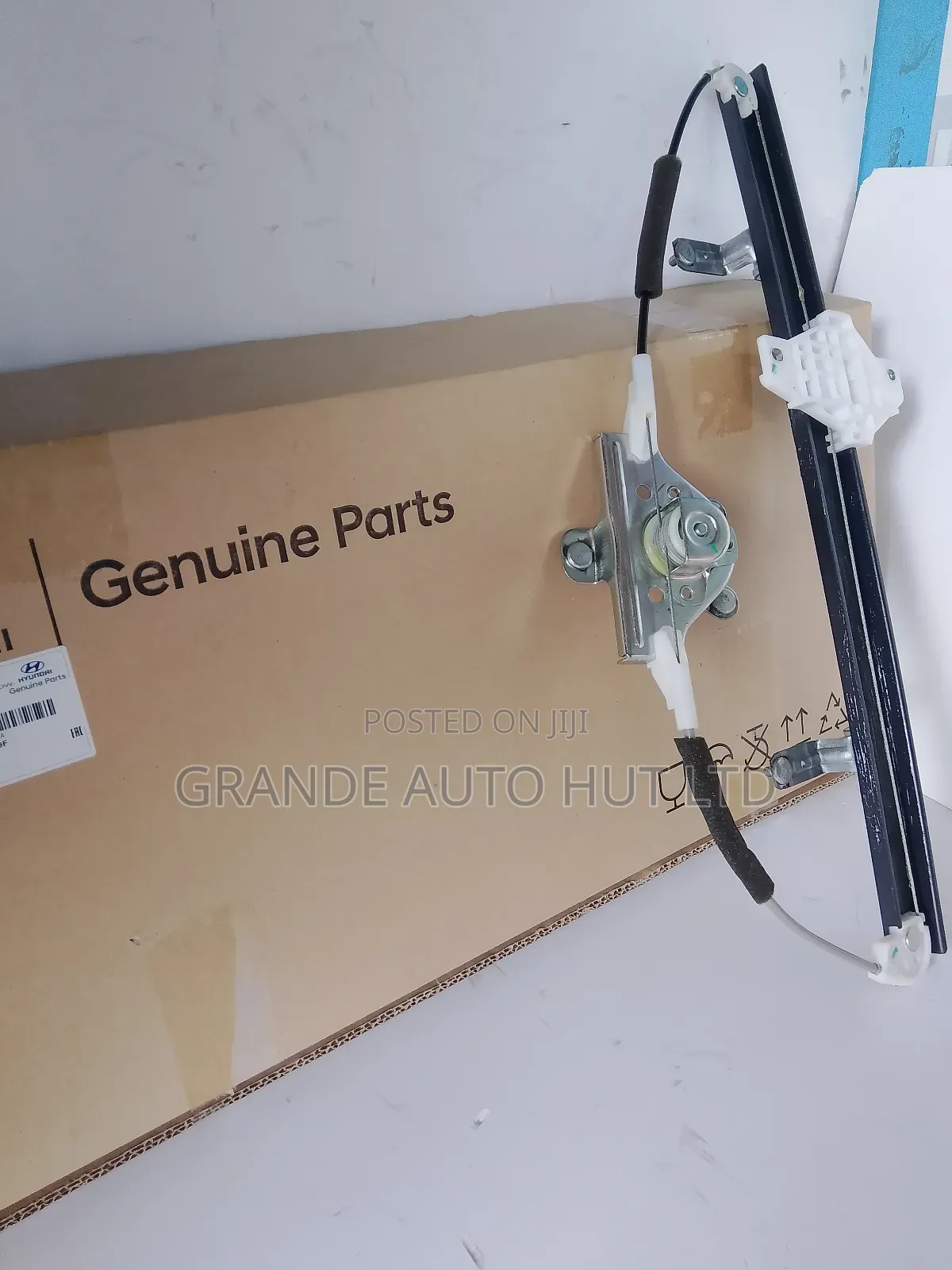 Power Regulator Front Left Hyundai Hd72/65 (Genuine)