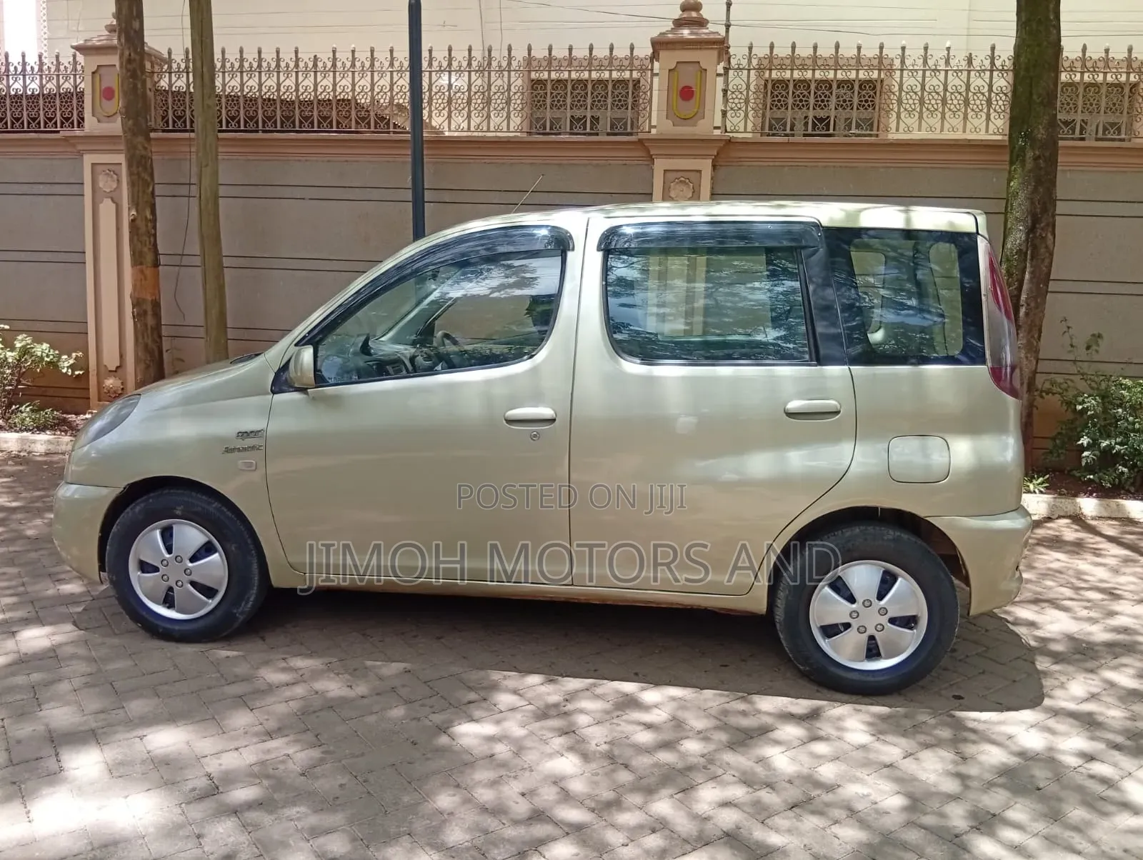 Toyota Fun Cargo 2003 Gold