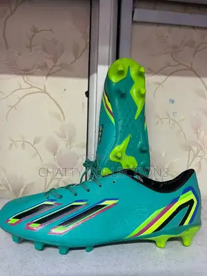 Top Quality Unisex Football Boots Sizes 40,43,44,45