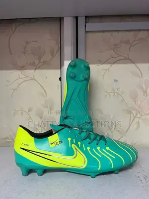Top Quality Unisex Football Boots Sizes 40,43,44,45