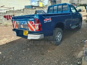 Toyota Hilux 2010 Blue