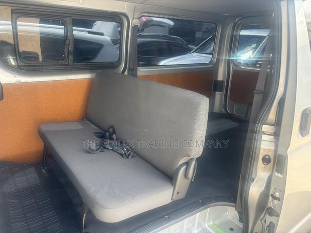Toyota HiAce 2019 Silver - thumbnail 9