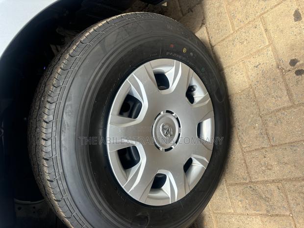 Toyota HiAce 2019 Silver - thumbnail 6