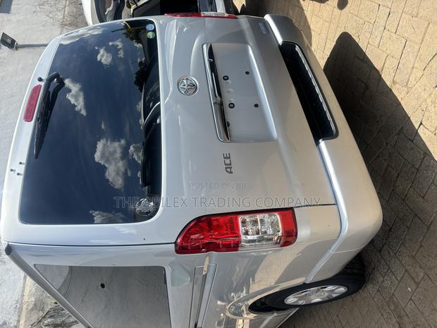 Toyota HiAce 2019 Silver - thumbnail 4