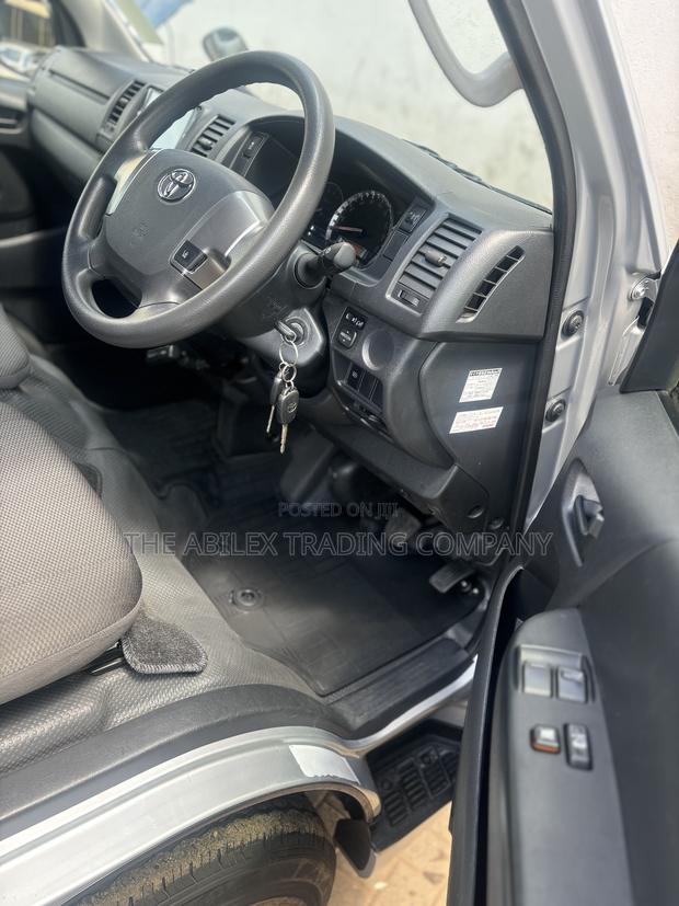 Toyota HiAce 2019 Silver - thumbnail 7