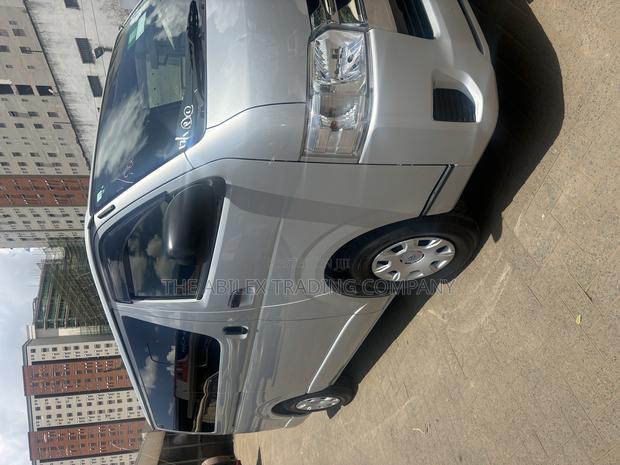 Toyota HiAce 2019 Silver - thumbnail 2