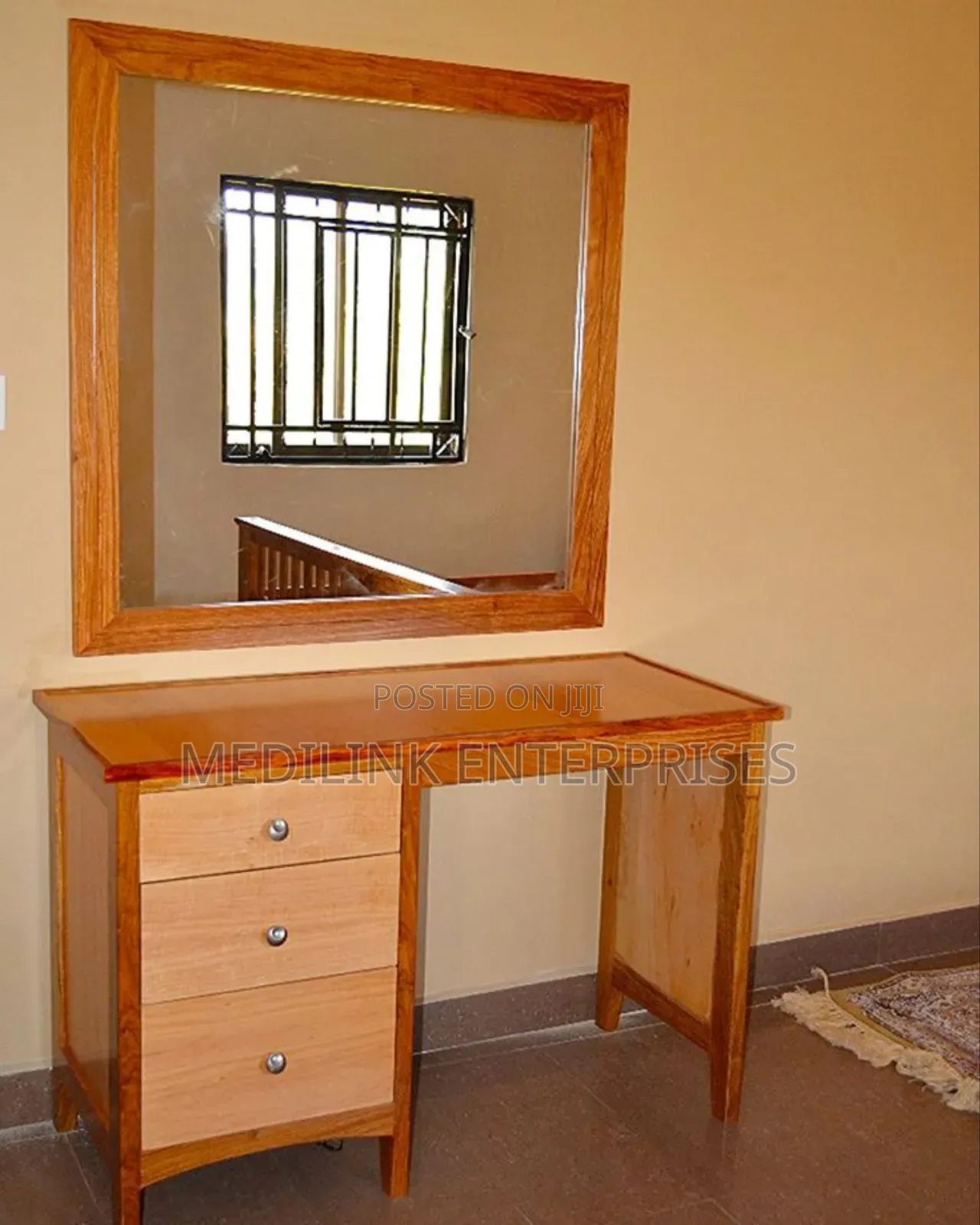 Vanish Design of Dressing Mirror