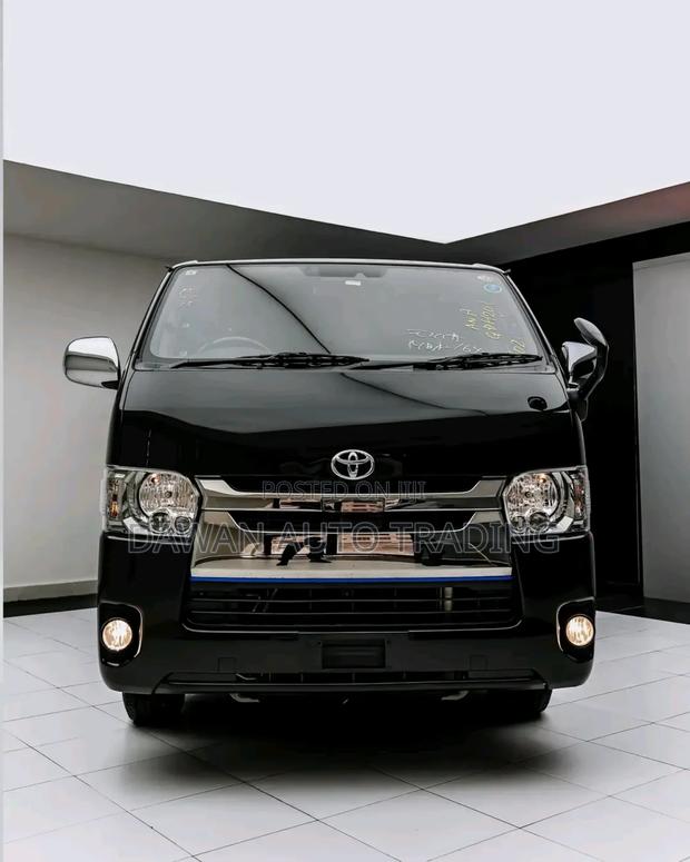 Toyota HiAce 2019 Black - main view