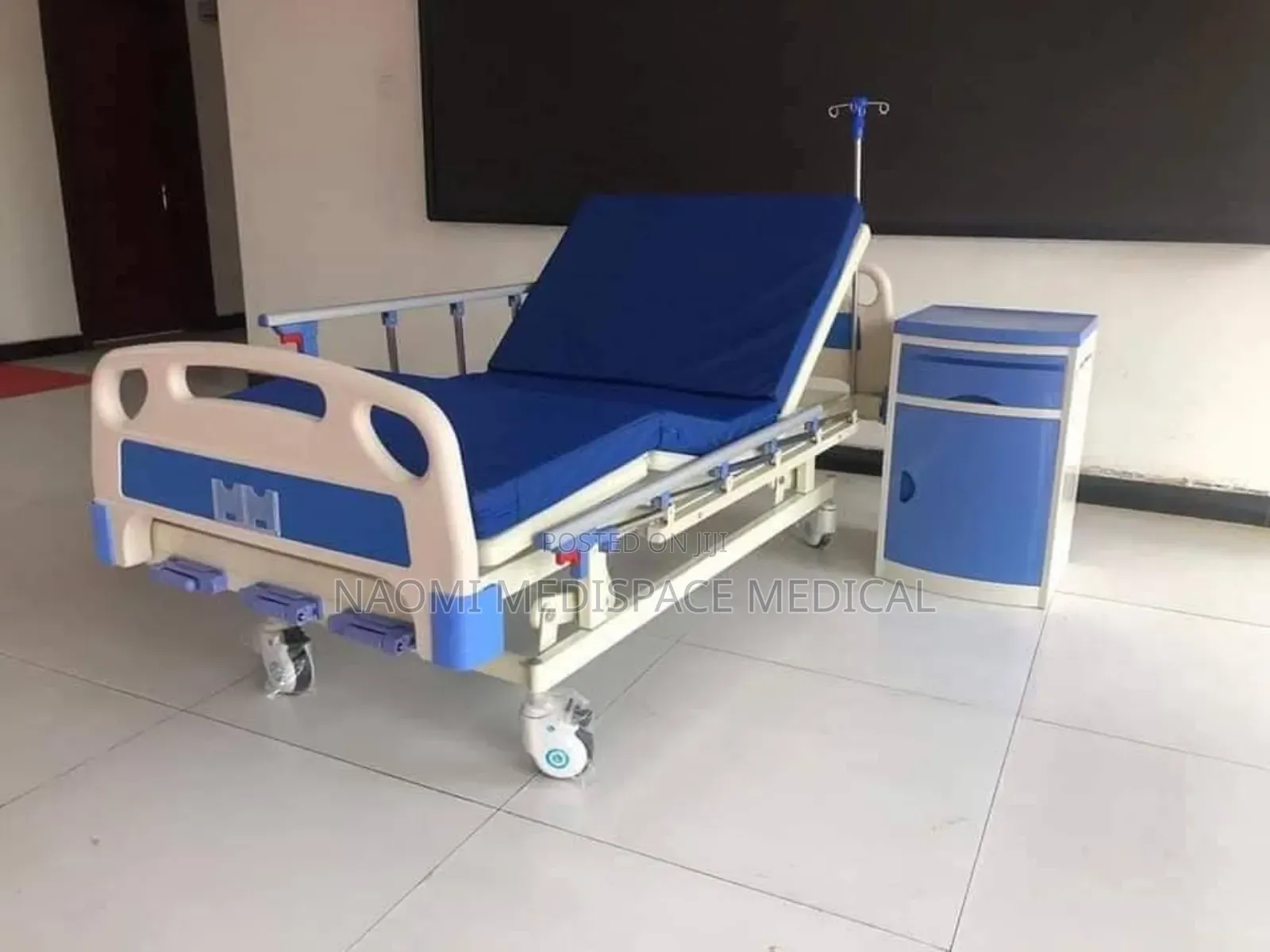 3 Crank Manual Complete With Matress, Feeding Table and Drip Stand