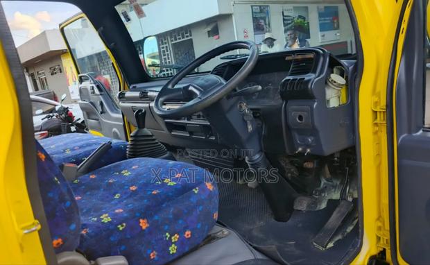 Isuzu NQR 2018 Yellow - thumbnail 2