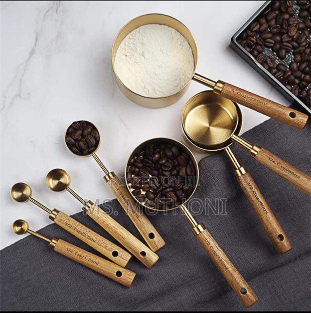 Gold-Plated Stainless Steel 8pcs Measuring Cups With Wooden Handles