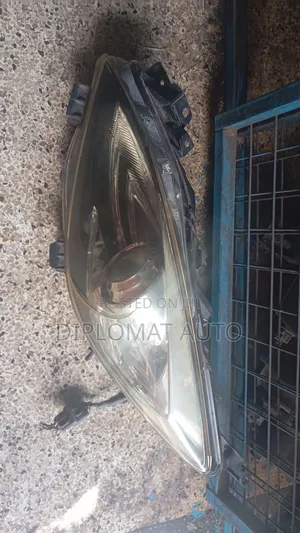 Axela 2012 Headlight Xenon.