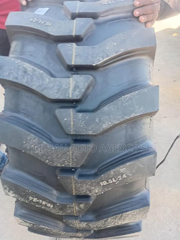 19.5l-24 R4 Roadhiker 12ply Industrial Tubeless Tyres - main view