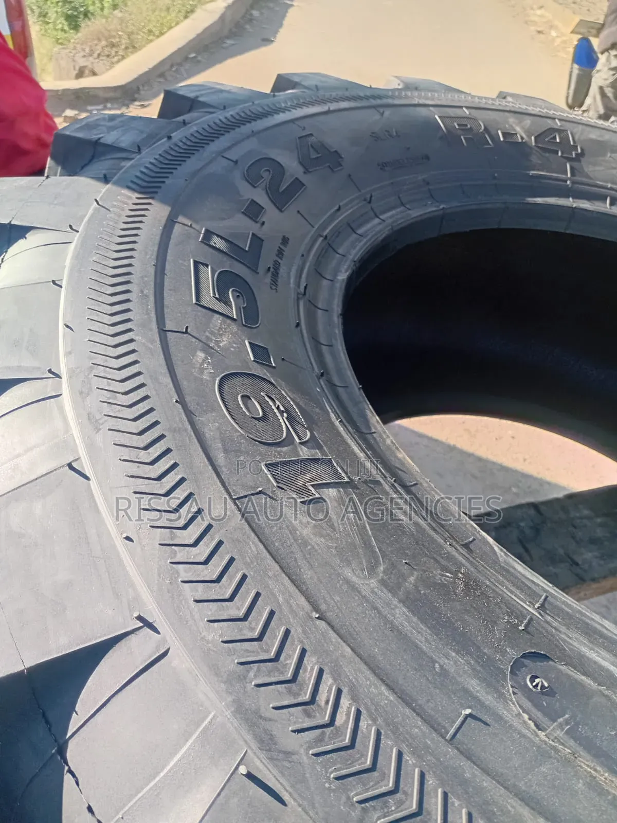 19.5l-24 R4 Roadhiker 12ply Industrial Tubeless Tyres