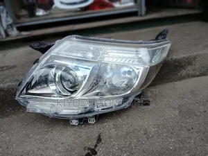 Noah Esquire Headlight