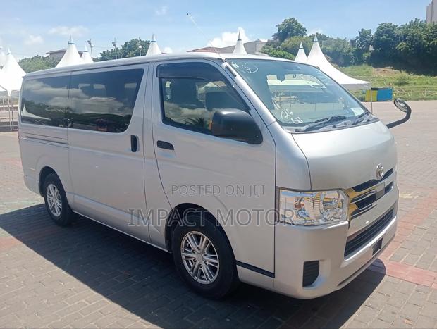 Toyota HiAce 2019 Silver - thumbnail 3