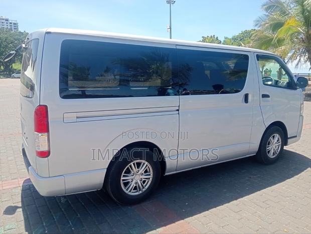 Toyota HiAce 2019 Silver - thumbnail 5