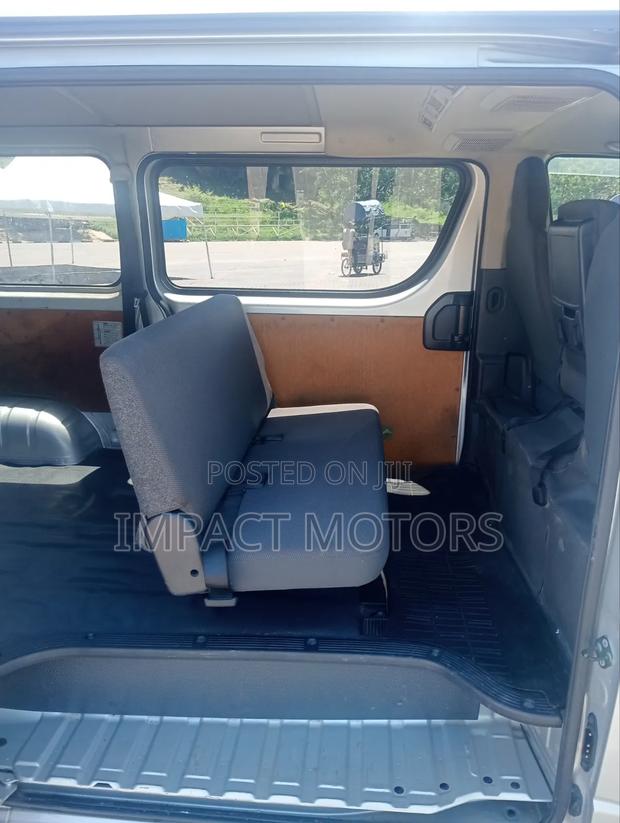 Toyota HiAce 2019 Silver - thumbnail 13