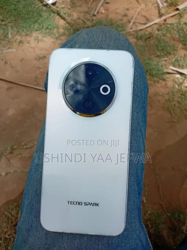 Tecno Spark 30C 128 GB Silver