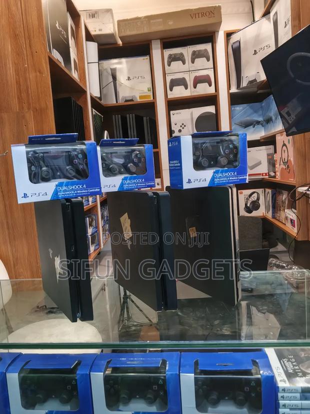 Ps4 Slim Ex Uk Very Clean With New Controllers