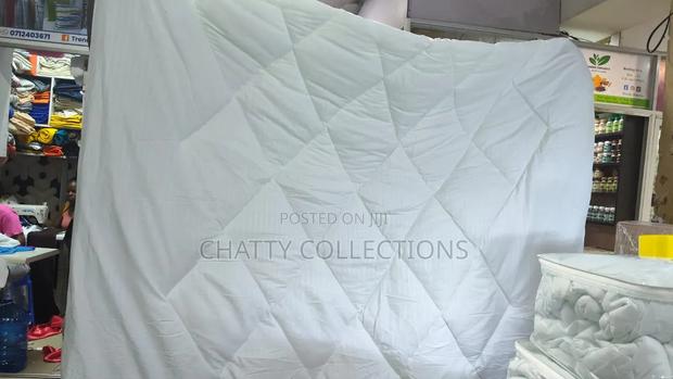 4 by 6 White Stripped Unbinded Duvet Set