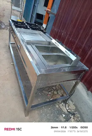 High-Performance Gas Cooker - Perfect for Commercial Use Four-Burner