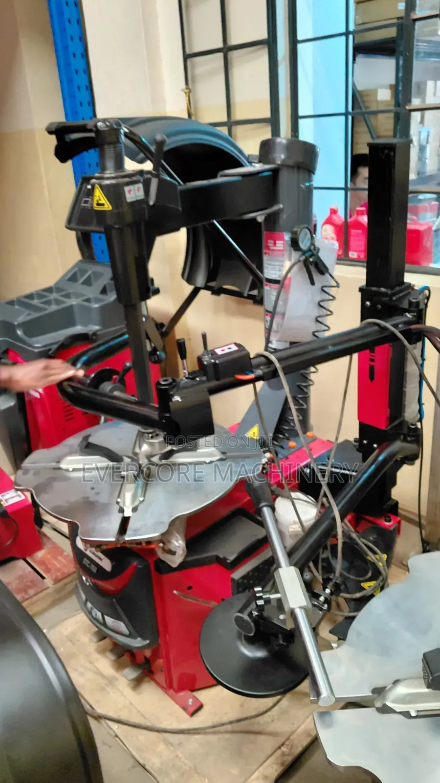 Commercial Big Tyre Changer Machine With Assist Arms.