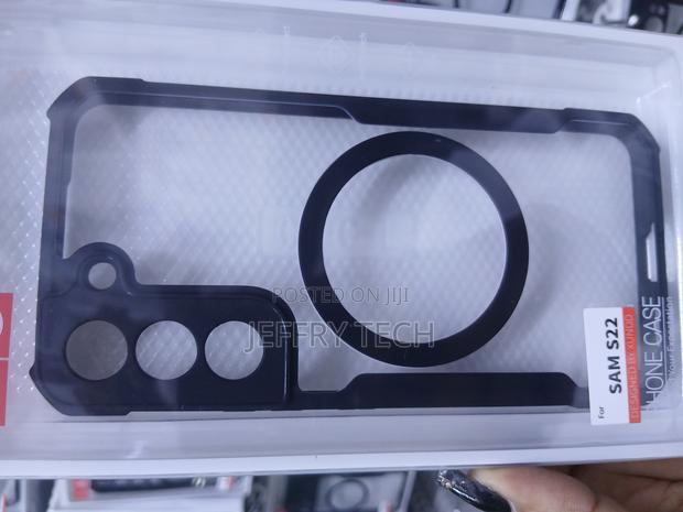 A Xundd Beatle Magnetic Shockproof Case for Samsung Galaxy S22.
