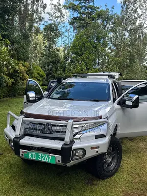 Mitsubishi Pajero Sport 2022 White