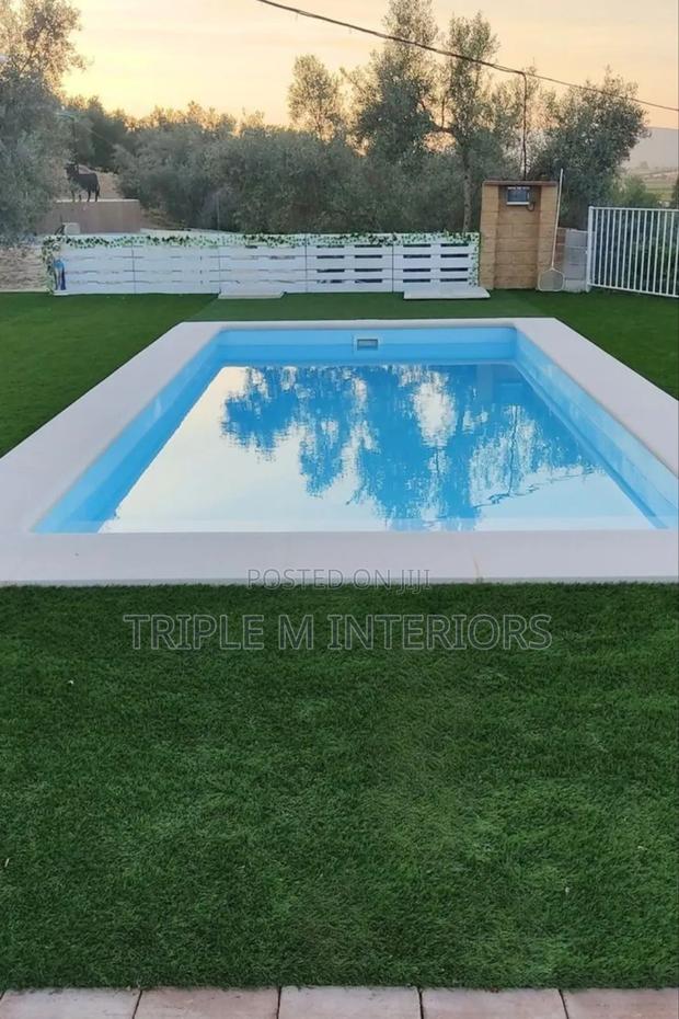 Water-Resistant Poolside Turf Grass - main view