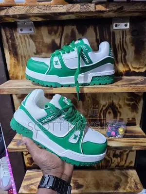 Lv Luois Vuitton Max Trainers