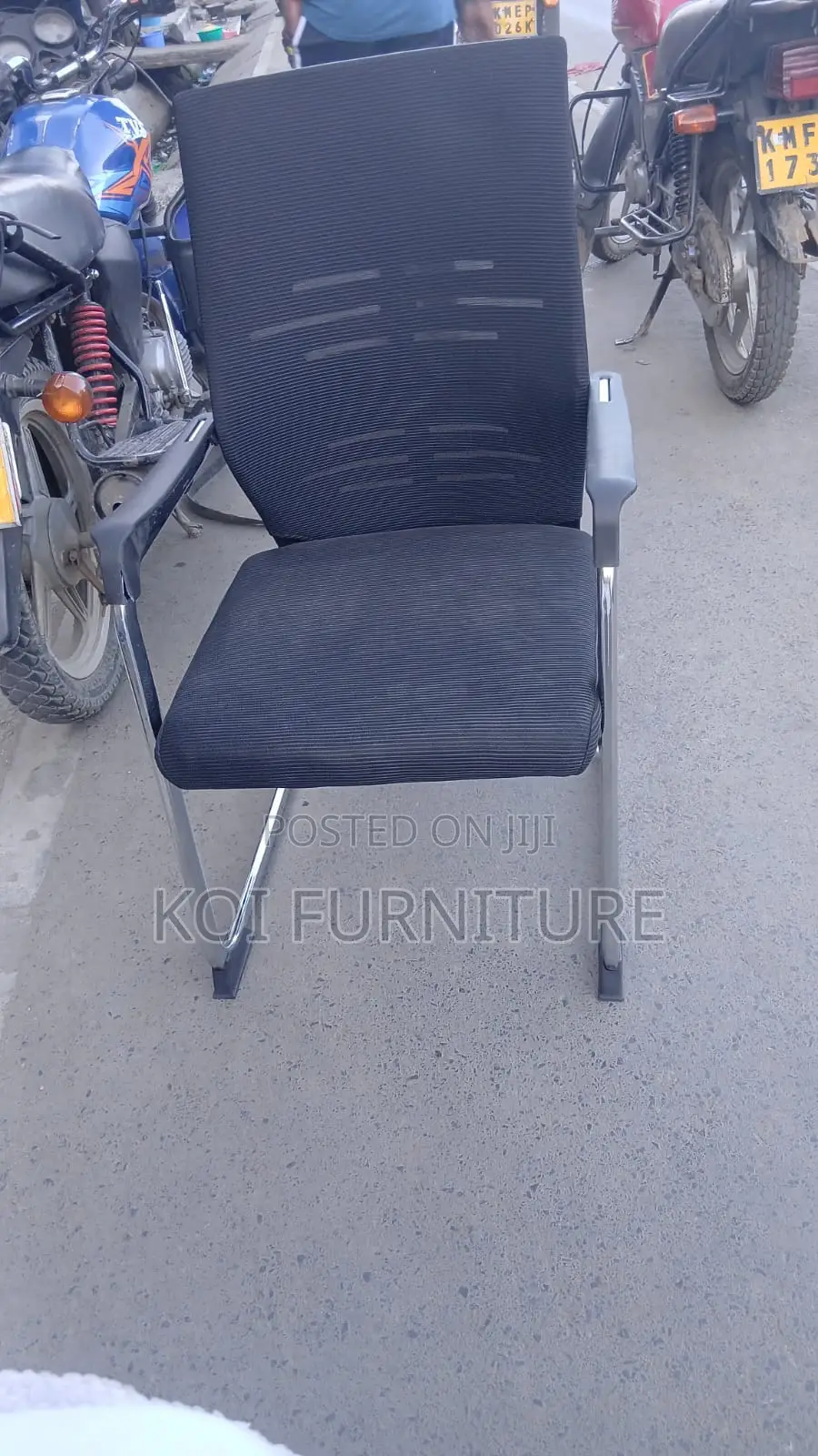 Office Chair : Cantilever Mesh Visitor's Seat