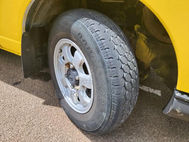 Nissan Caravan (Urvan) 2011 Yellow - thumbnail 10