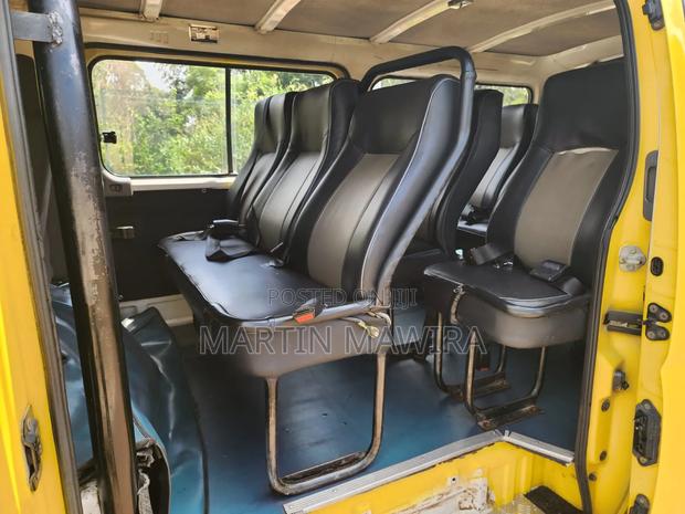 Nissan Caravan (Urvan) 2011 Yellow - thumbnail 11