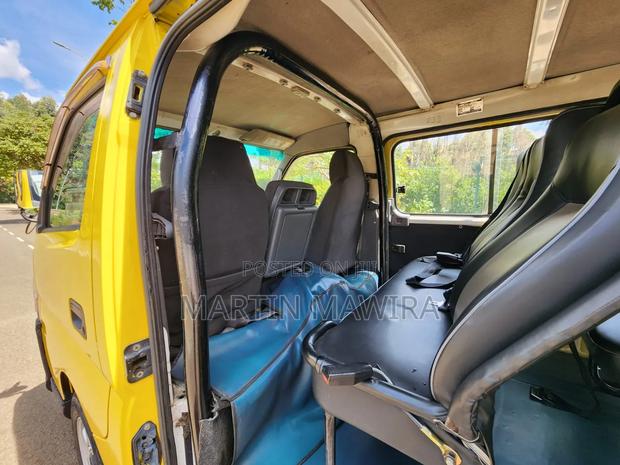 Nissan Caravan (Urvan) 2011 Yellow - thumbnail 12