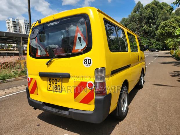 Nissan Caravan (Urvan) 2011 Yellow - thumbnail 4