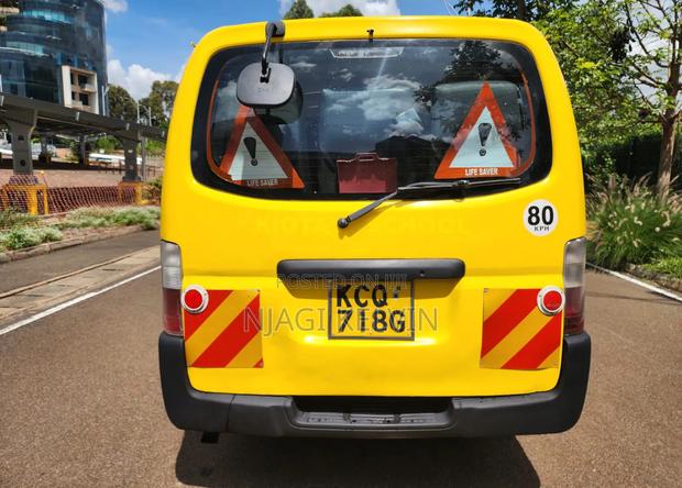 Nissan Caravan (Urvan) 2011 Yellow - thumbnail 5