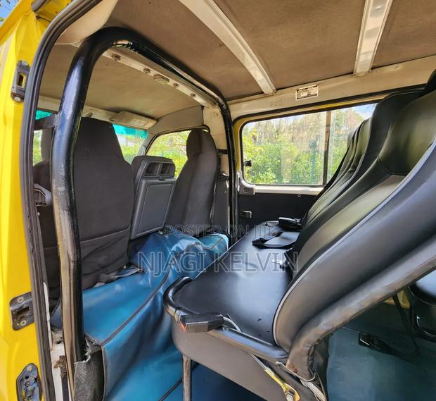 Nissan Caravan (Urvan) 2011 Yellow - thumbnail 10