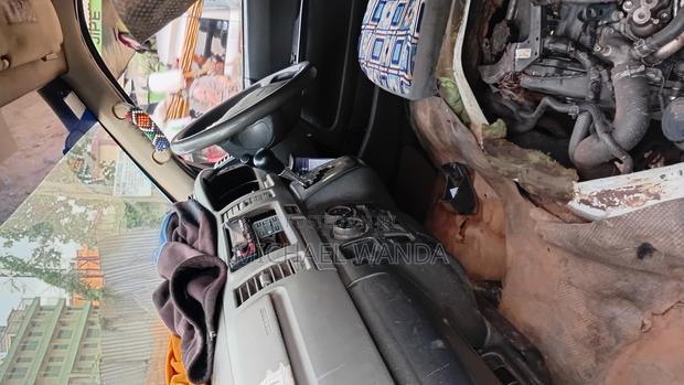 Toyota HiAce 2014 White - thumbnail 4