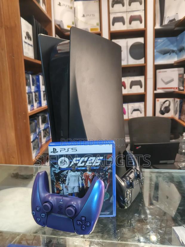 Clean Ps5 Standard Used With 2 Controllers and Fc26 Game - thumbnail 3