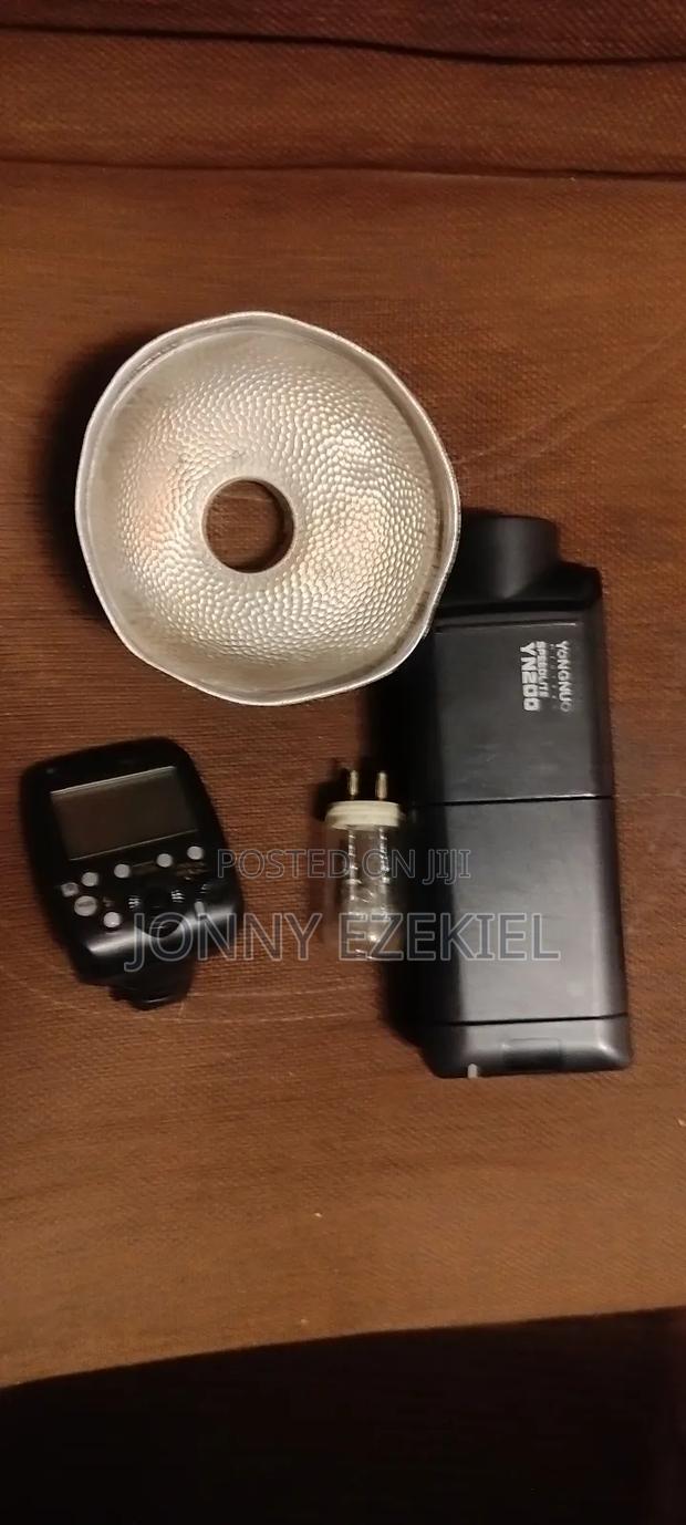 Yongnuo Yn200 Flash + HSS Trigger (Excellent Condition) - thumbnail 3