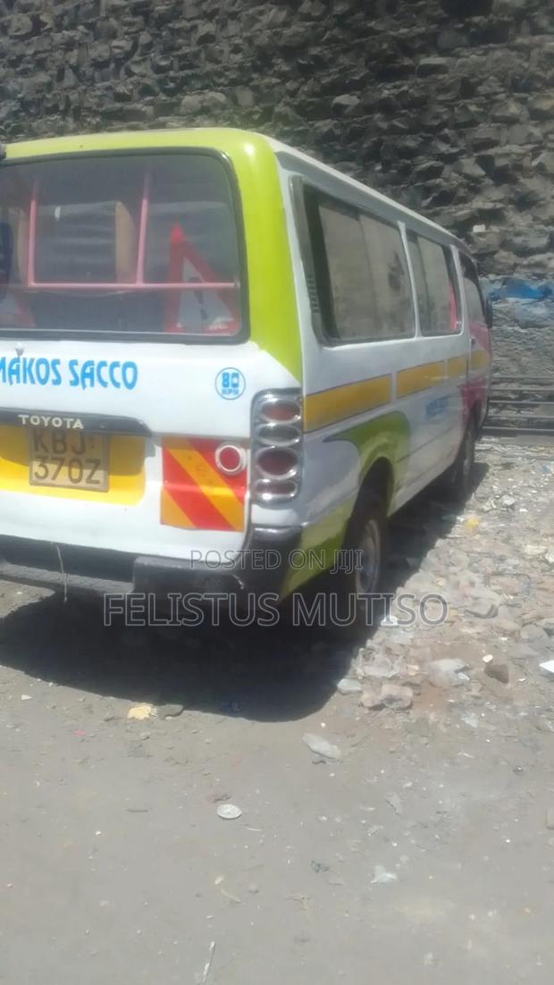 Toyota HiAce 2001 White - thumbnail 4