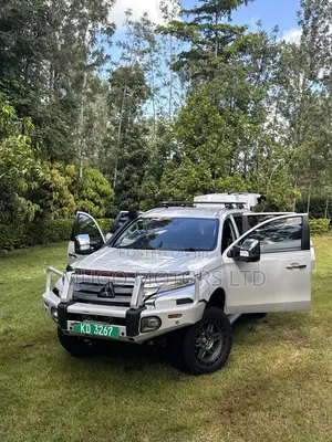 Mitsubishi Pajero Sport 2022 Off white