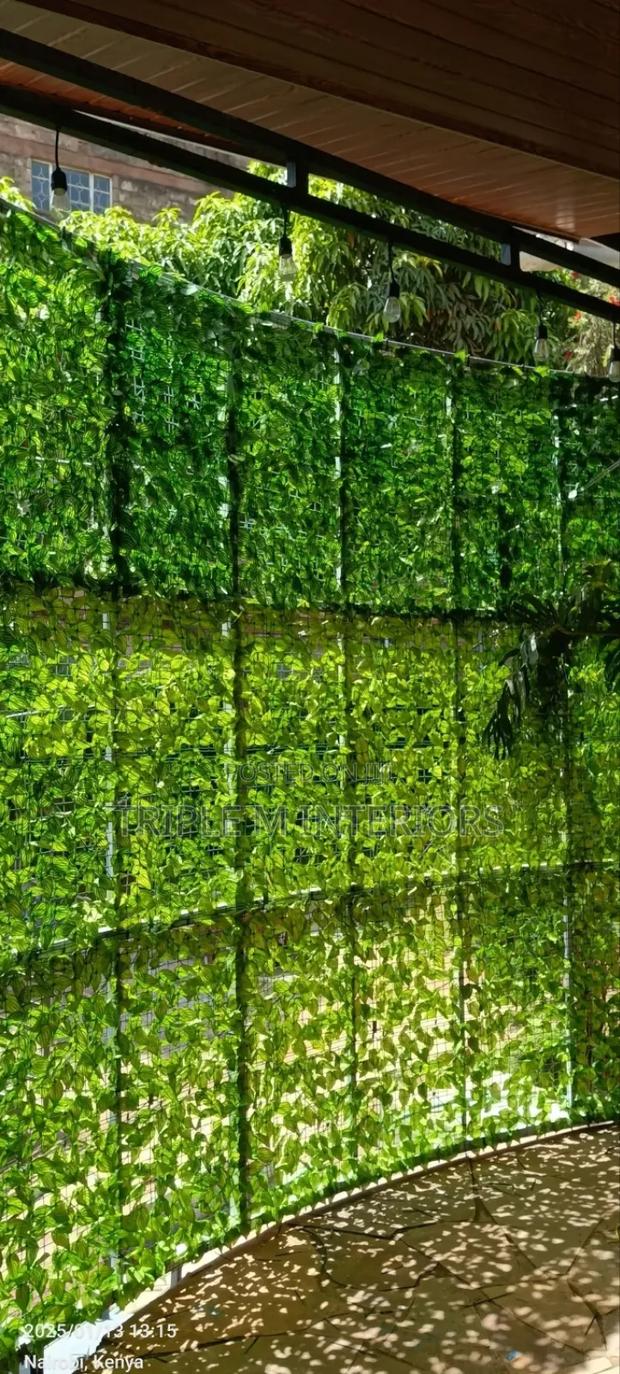 Backyard Privacy Green Divider - main view