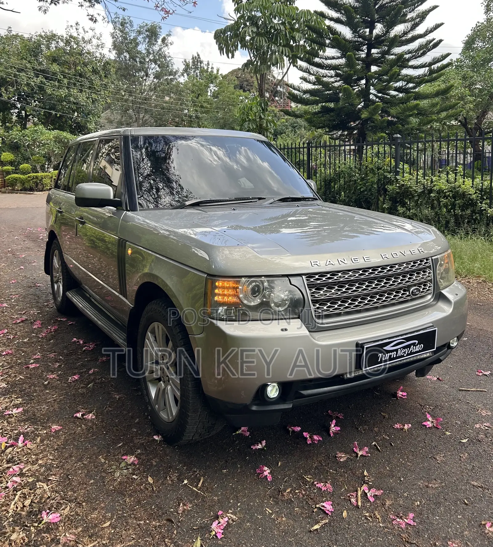 Land Rover Range Rover Vogue 2010 Gold